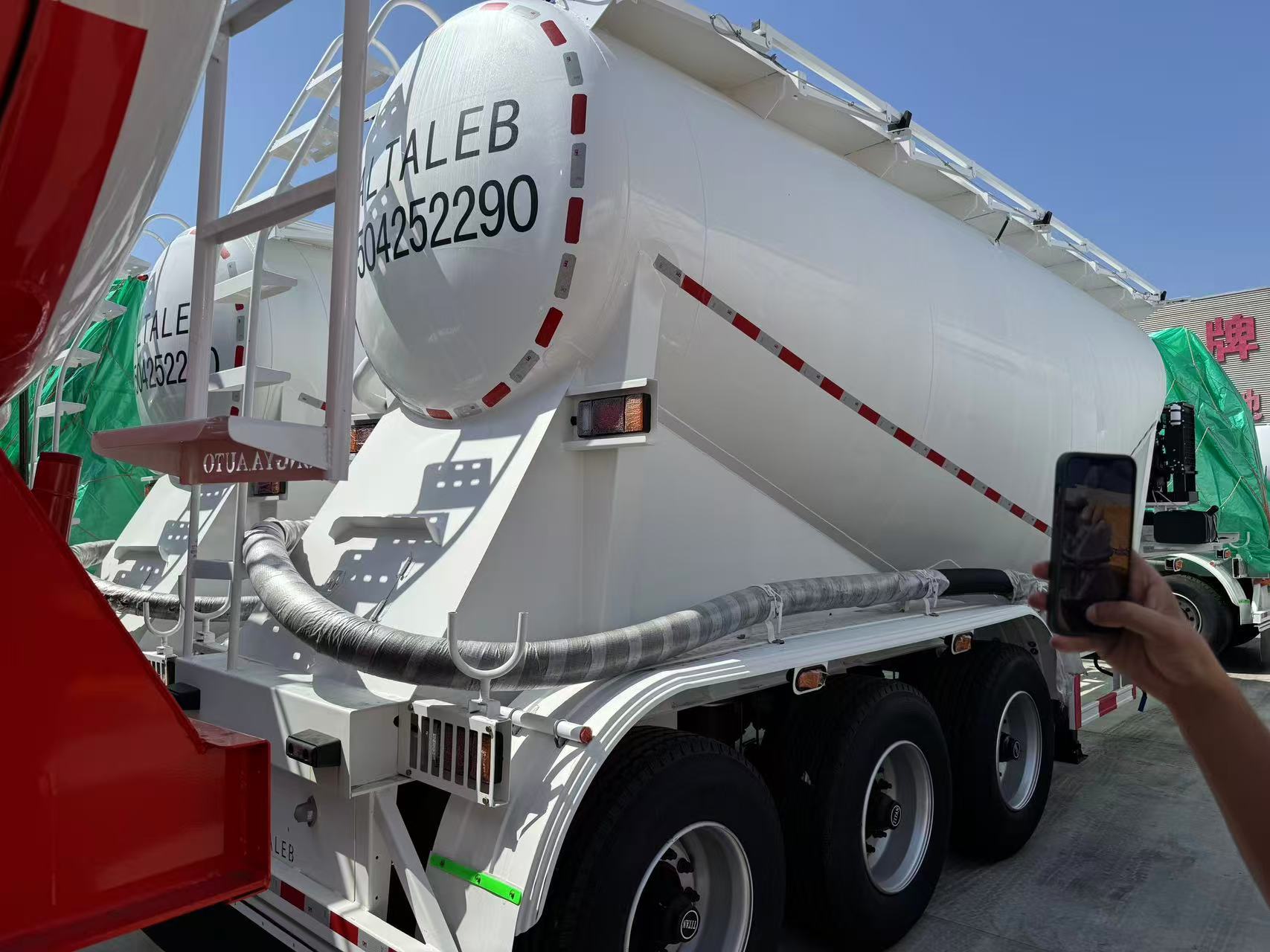 dry bulk trailer