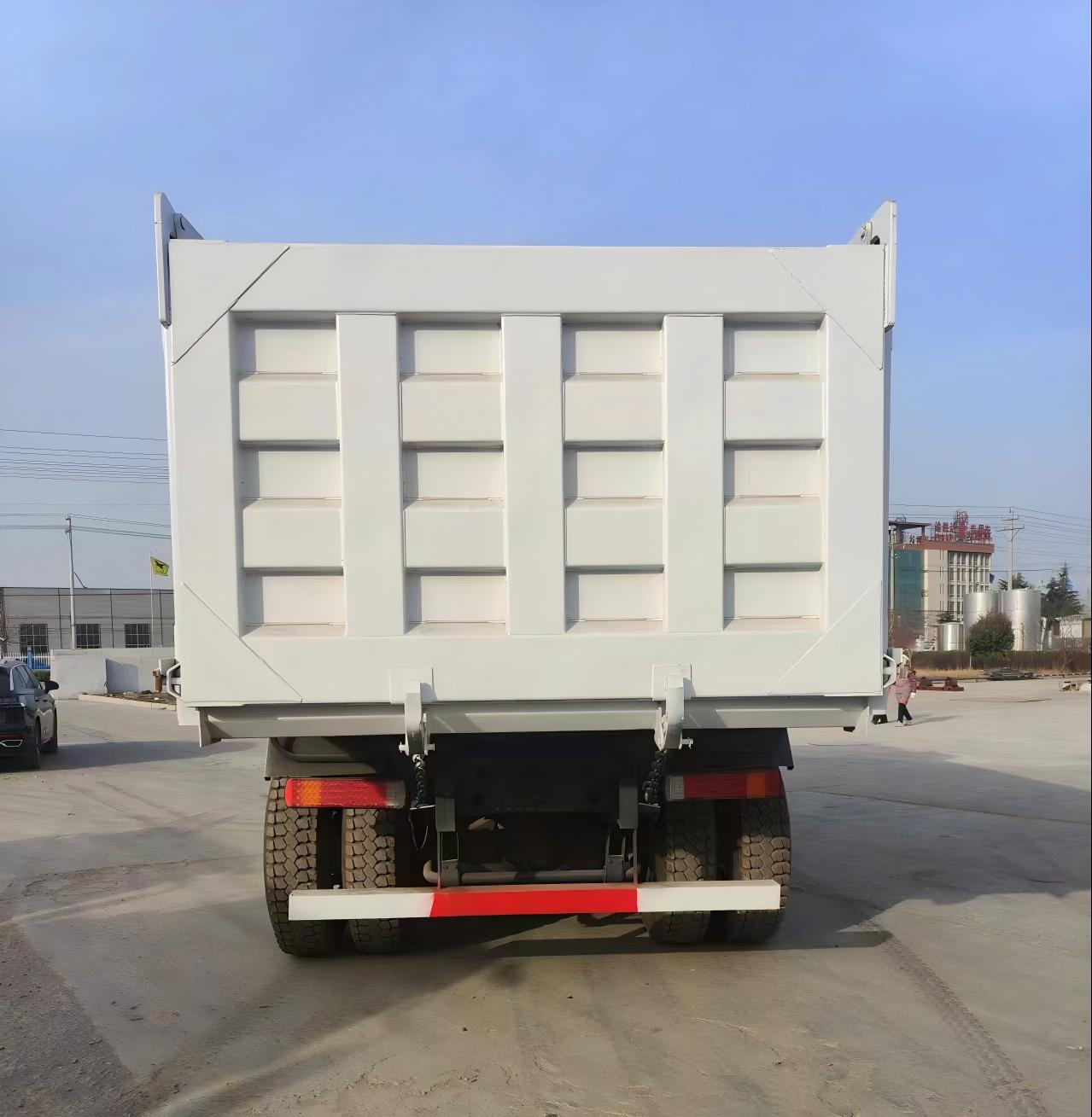 SINOTRUK HOWO Tri Axle Dump Truck|6×4 – Image 4
